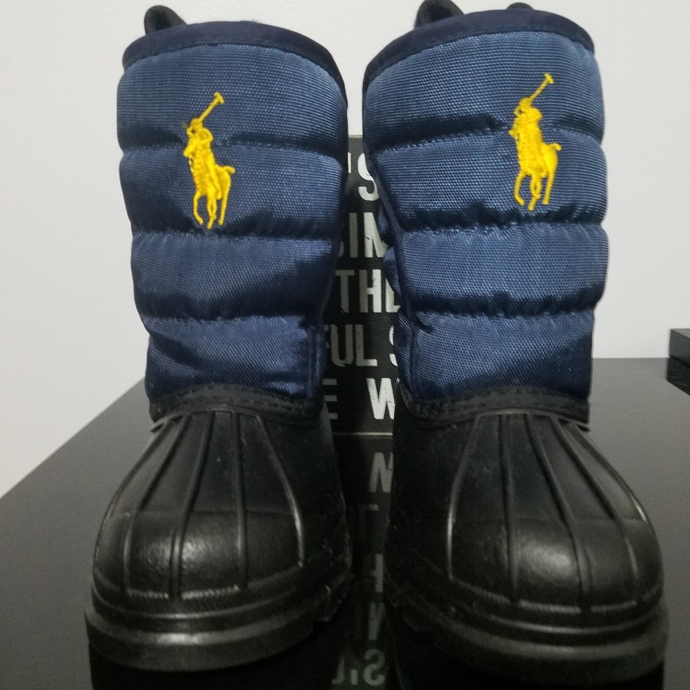 Boys snow boots size 6 EUC